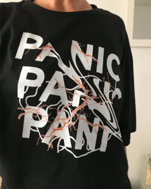 remera crop top negra panic
