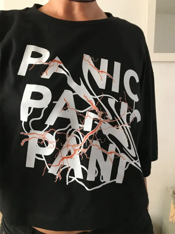 remera crop top negra panic