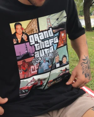 Persona con Remera oversized GTA Santa Fe negra