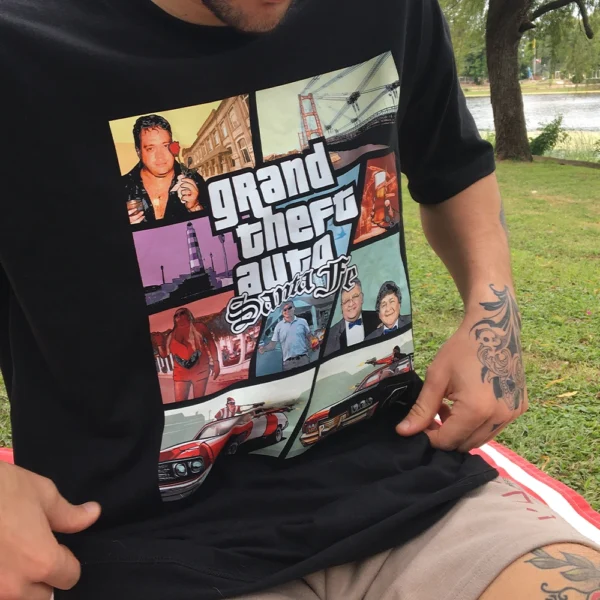 Persona con Remera oversized GTA Santa Fe negra