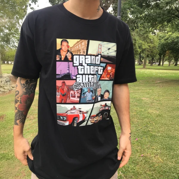 Persona de frente mostrando una Remera oversized GTA Santa Fe negra