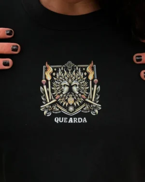 Remera negra crop top con estampa de Escudo de fuego Que Arda