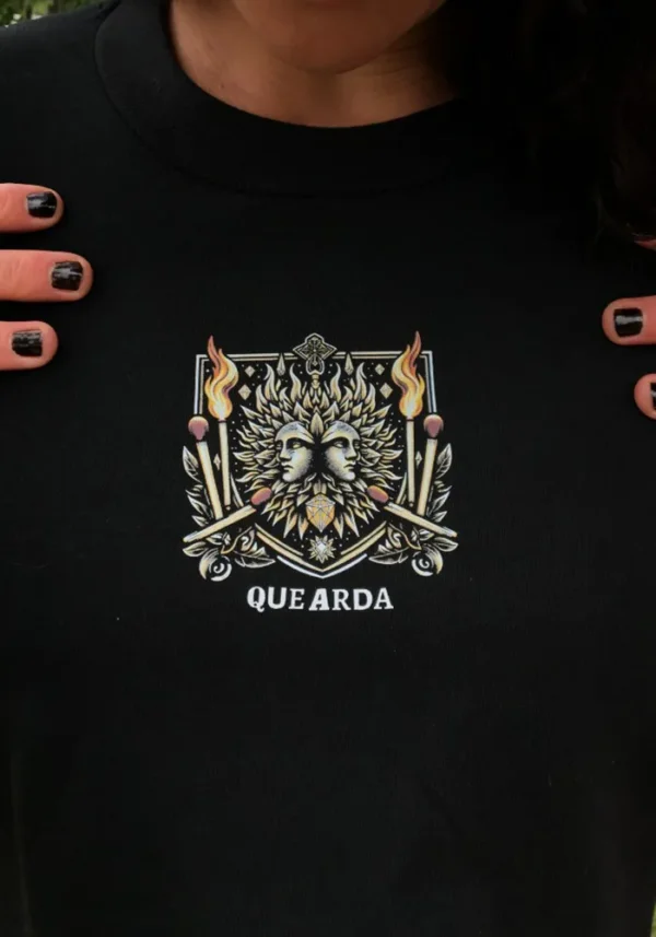 Remera negra crop top con estampa de Escudo de fuego Que Arda