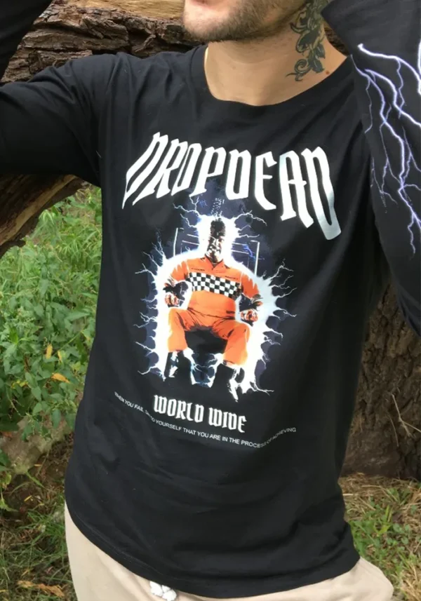 Remera negra mangas largas con estampa de película Shocker
