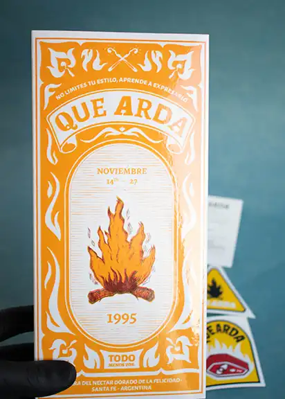 packagin caratula con mano negra
