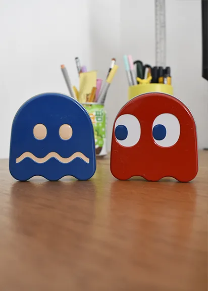 Objetos decorativos coloridos sobre escritorio del estudio Que Arda