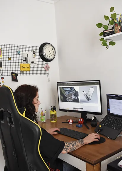 Espacio de trabajo del estudio Que Arda con computadora, cuaderno y referencias visuales